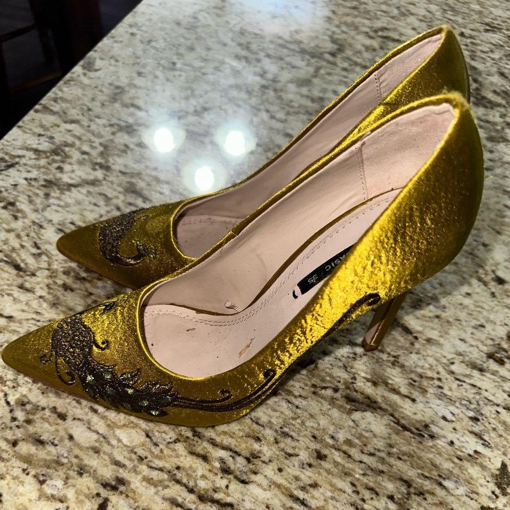 Heels - Picture 2 of 3